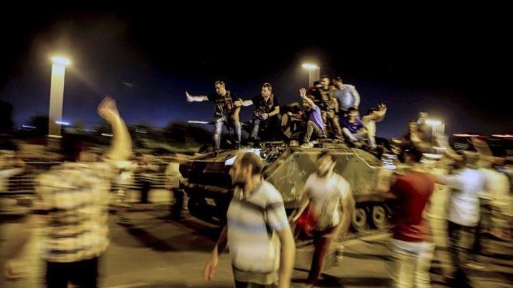 Kaynak:Hürriyet İstanbul’da tankların Boğaziçi Köprüsü’ne çıktığını öğrenince ilk aklıma gelen