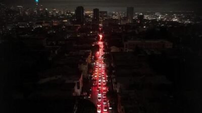 ABD’de 4 Temmuz kutlamalarına sıcak darbesi! Elektrikler kesildi, törenler iptal edildi Kaynak:AA ABD’de 250. kuruluş yıl dönümünün kutlandığı 4 Temmuz Bağımsızlık