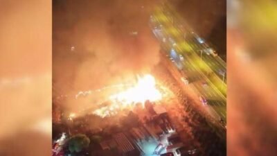 Ankara’da tahta paletlerin depolandığı alanda yangın Haberin Devamı Haberin Devamı