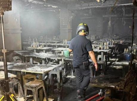 Tayland’ın başkenti Bangkok’un Chatuchak bölgesinde itfaiye ekipleri, yerel saatle 00.00