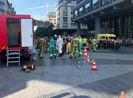 Belçika’da belediye binası alelere teslim oldu! 2 ölü, 4 kayıp Belçika’nın başkenti Brüksel’in merkezinde yenileme çalışması yapılan bina alevlere teslim