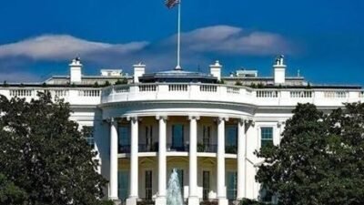 Beyaz Saray yakınlarında havada bekleyen F-35 merak uyandırdı Beyaz Saray’a yakın bölgedeki Jefferson anıt mezarının önünde beliren F-35