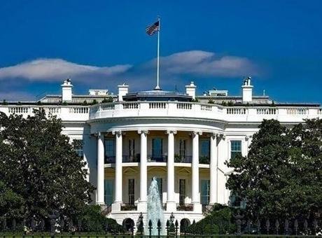 Beyaz Saray’a yakın bölgedeki Jefferson anıt mezarının önünde beliren F-35