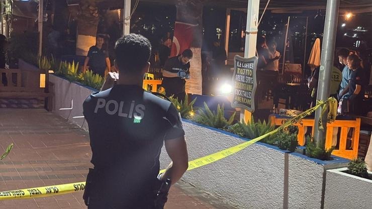 Bodrum’da restoranda silahlı saldırı: 1 ölü Fırat AKAY/BODRUM,(Muğla),(DHA)- MUĞLA’nın Bodrum ilçesinde bir restoranda silahlı saldırıya uğrayan