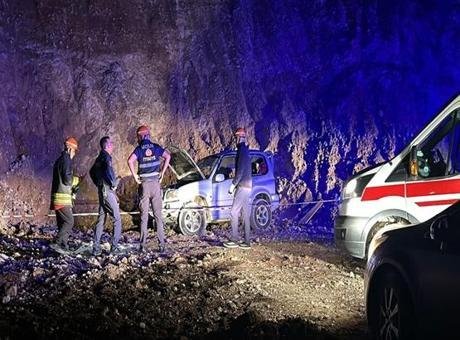Bolu’da, Çaygökpınar köyünde kontrolden çıkarak 15 metre yükseklikten devrilen cipteki