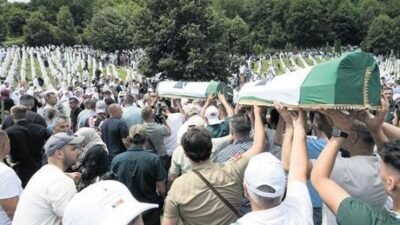 Cenaze namazının ardından şehitler için dua edildi ve tek tek