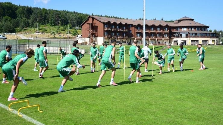 Bursaspor, Topuk Yaylası’nda çalışmalarına devam ediyor Kaynak:AA Trendyol 1. Lig ekiplerinden Bursaspor, 2026-2027 sezonu hazırlıklarına Düzce’de