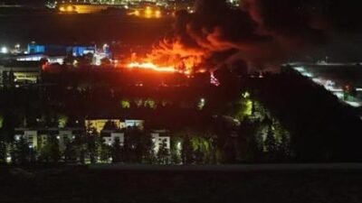 Esentepe Mahallesi’nde faaliyet gösteren fabrikada çıkan yangına çok sayıda ekibin