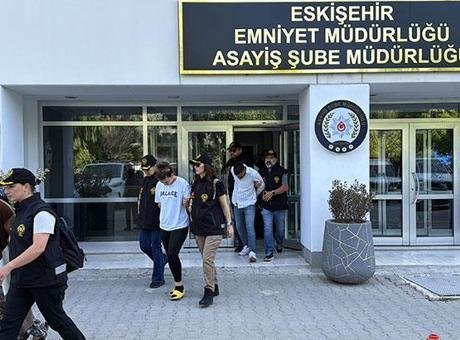 Eskişehir’de 1’i polis 11 kişinin yaralandığı kavga! 18 zanlıdan 5’i tutuklandı İl Emniyet Müdürlüğü Asayiş Şube Müdürlüğü Cinayet Büro Amirliği ekiplerince