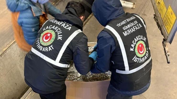Gümrüklerde kaçakçılığa darbe! İlk 6 ayda yaklaşık 63 milyar liralık yakalama Haberlerimizi Google’da Takip Edin Gelişmelerden anında haberdar olun. Google’da tercih