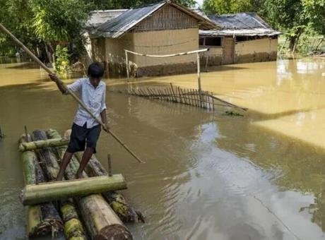 Hindistan’ın kuzeydoğusundaki Assam eyaletinde etkisini sürdüren muson yağmurlarının yol açtığı