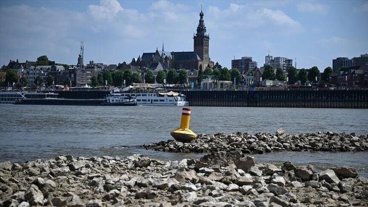 Hollanda’da ‘fiili su kıtlığı’ ilan edildi! Kuraklık ve sıcak hava etkisini artırdı Haberlerimizi Google’da Takip Edin Gelişmelerden anında haberdar olun. Google’da tercih