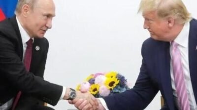 Kremlin: Putin ve Trump telefonda yaklaşık 1,5 saat görüştü Uşakov, gazetecilere yaptığı açıklamada, ABD tarafının önerisiyle yaklaşık 1,5 saatlik