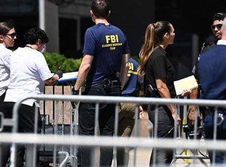 New York’ta ICE ve FBI binası önünde saldırı düzenleyen şüpheli gözaltına alındı FBI, çeşitli yayın kuruluşlarına yaptığı açıklamada, Federal Plaza’nın dış cephesinde