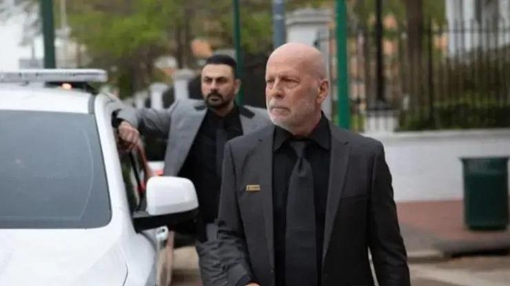 Ölmek İçin Bir Gün filminin konusu nedir? Ölmek İçin Bir Gün filminin oyuncuları kimler? Kaynak:Cnnturk.com Ölmek İçin Bir Gün filminin konusu ve oyuncuları merak