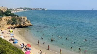 Plajda kumların üzerinde uyuyordu… Sabah yapılan temizlik can aldı! Korkunç olay, sabahın erken saatlerinde İspanya’nın Tarragona kentindeki L’Arrabassada Plajı’nda