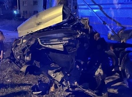 Sakarya’da feci kaza! Ağaca çarpan araç ikiye bölündü Adapazarı-Karasu çevre yolunun Küpçüler Mahallesi mevkisinde A.İ.Ç’nin kullandığı 54 ABF