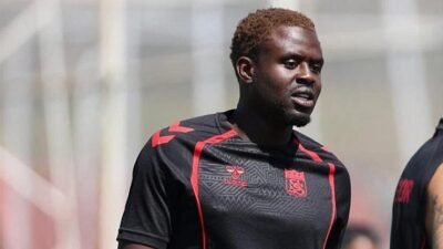 Kaynak:Cnnturk.com Sivasspor, İsveçli hücum oyuncusu Benjamin Kimpioka ile yollarını ayırdı.