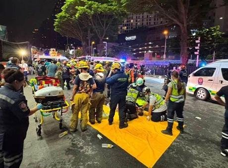 Tayland’da eğlence mekanı alevlere teslim oldu! Çok sayıda ölü var Bangkok’un Chatuchak bölgesinde itfaiye ekipleri, yerel saatle 00.00 sularında bir