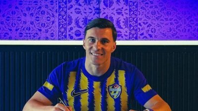 Kaynak:Cnnturk.com Eyüpspor, deneyimli hücumcu Konrad Michalak’ı kadrosuna kattı. Haberin Devamı