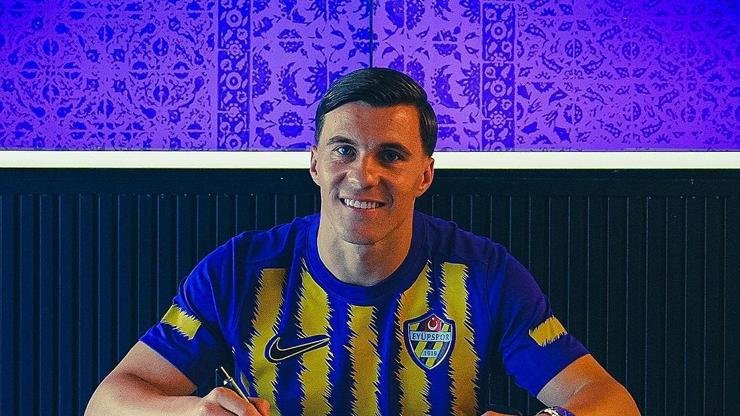Kaynak:Cnnturk.com Eyüpspor, deneyimli hücumcu Konrad Michalak’ı kadrosuna kattı. Haberin Devamı
