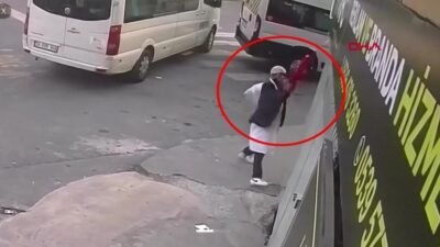 Türk bayrağına çirkin saldırı! 11 ayrı suç kaydı daha bulunan şüpheli yakalandı Kaynak:CNN TÜRK Yer İstanbul Kağıthane… Sokaktan geçen bir kişi, duvarda