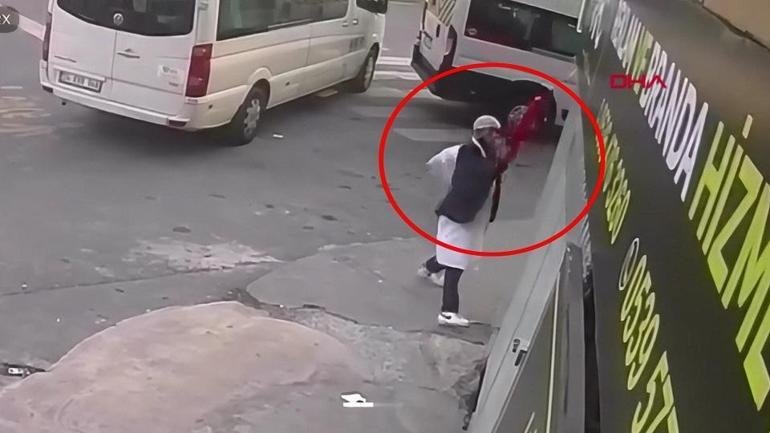 Türk bayrağına çirkin saldırı! 11 ayrı suç kaydı daha bulunan şüpheli yakalandı Kaynak:CNN TÜRK Yer İstanbul Kağıthane… Sokaktan geçen bir kişi, duvarda