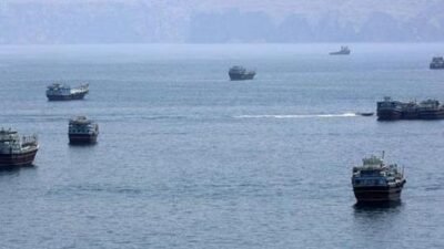 İran basını, Lark Adası çevresinde patlama sesleri duyulduğunu bildirirken Katar