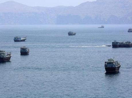 İran basını, Lark Adası çevresinde patlama sesleri duyulduğunu bildirirken Katar