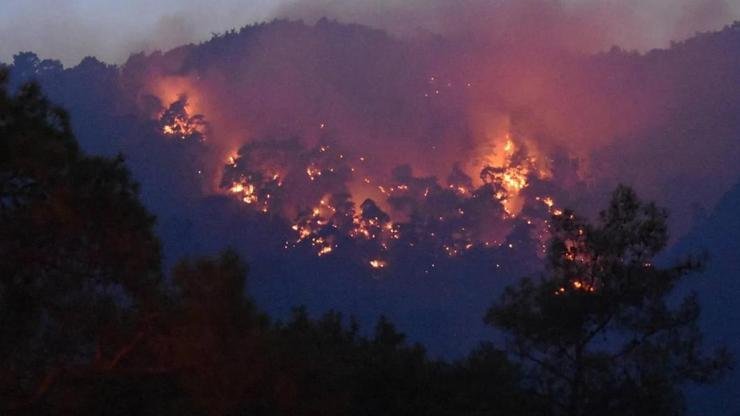 Kaynak:AA Antalya’nın Kemer ilçesinde çıkan orman yangınına ekiplerin karadan müdahalesi