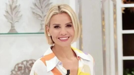 ATV ESRA EROL’DA BUGÜN MÜ BAŞLIYOR? Esra Erol’da Yeni Sezon Ne Zaman? 31 Ağustos ATV Yayın Akışı Kaynak Cnnturk.com Esra Erol’da ne zaman başlayacak, Esra Erol’da yeni