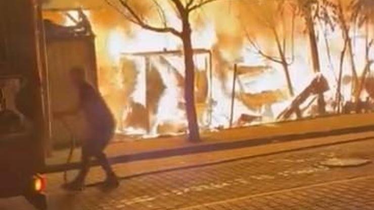 Avcılar’da TIR parkında yangın: 5 araç kullanılamaz hale geldi Haberlerimizi Google’da Takip Edin Gelişmelerden anında haberdar olun. Google’da tercih