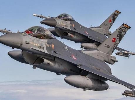 Avrupa’da İHA alarmı! NATO’dan flaş açıklama: ‘Türk F-16’ları havalandı’ NATO Sözcüsü Allison Hart,Letonyahava sahasına giren İHA’nın NATO savaş uçakları