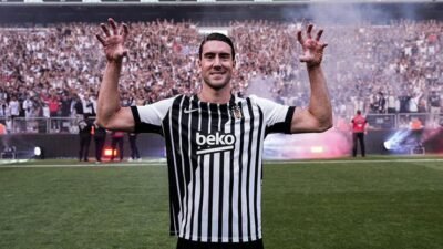 Beşiktaş’ın yıldızı Dusan Vlahovic’e coşku dolu imza töreni Kaynak:Cnnturk.com Haberlerimizi Google’da Takip Edin Gelişmelerden anında haberdar olun. Google’da