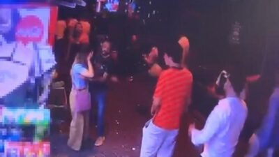 Beyoğlu’nda yankesicilik şüphelisi çaldığı telefonla yakalandı Haberlerimizi Google’da Takip Edin Gelişmelerden anında haberdar olun. Google’da tercih