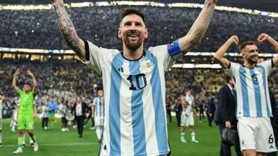 Bir dönem sona erdi! Arjantin’de Lionel Messi, millî takımı bıraktı Kaynak Cnnturk.com Lionel Messi, Arjantin Millî Takımı’na veda ettiğini duyurdu.