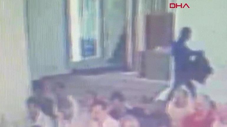 Camide 450 bin liralık hırsızlık Kaynak:CNN TÜRK Yıllarca para biriktirdi. Otomobil alacaktı. Camiye gitti, tüm