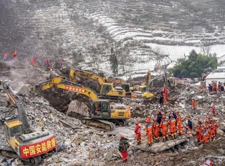 Çin’in Sichuan eyaletinde şiddetli yağışlar seli beraberinde getirdi. Xinbao köyündeki