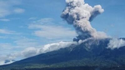 Endonezya’nın Java Adası’ndaki Merapi Yanardağı’nda volkanik hareketlilik görüldü. Jakarta Globe