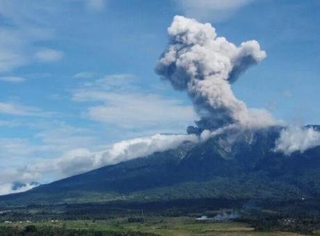Endonezya’nın Java Adası’ndaki Merapi Yanardağı’nda volkanik hareketlilik görüldü. Jakarta Globe
