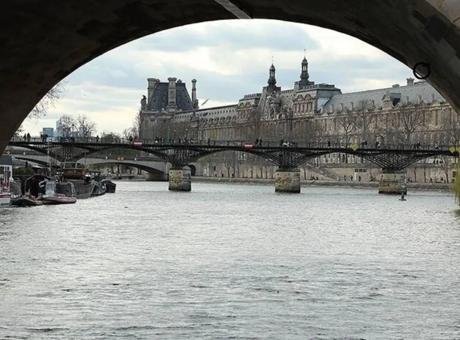 Fransa’nın başkenti Paris’te, Eyfel Kulesi’nin yakınındaki Seine Nehri’nde insan kemikleri