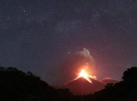 Guatemala Afet Yönetimi Kurumundan (CONRED) yapılan açıklamada, başkentin yaklaşık 50