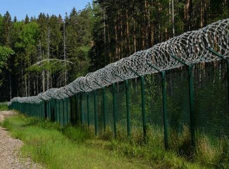 Letonya İçişleri Bakanı Janis Dombrava sosyal medyadan yaptığı açıklamada, Belarus