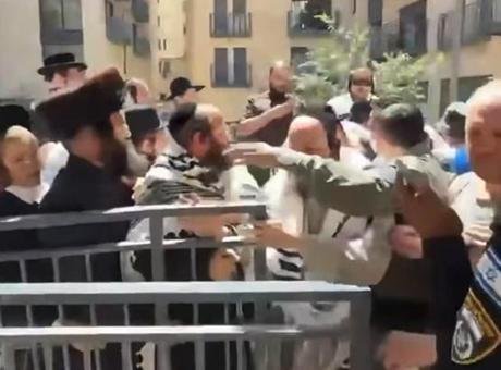 İsrail’de Haredilerden kafeye saldırı! ‘Çalışmak yasak’ The Times of Israel gazetesinin haberinde, Şabat’ta açık olduğu gerekçesiyle