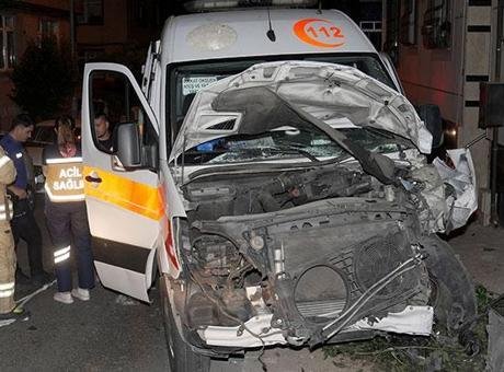 İstanbul’da ambulans ile otomobilin çarpışması sonucu 3 sağlık çalışanı yaralandı Kartal Mahallesi Ordu Caddesi’nde sürücüsünün ismi öğrenilemeyen 34 BH 5532