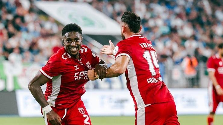 Karadeniz derbisinde Samsunspor, Çaykur Rizespor’u mağlup etti Kaynak:Cnnturk.com Samsunspor, Çaykur Rizespor deplasmanından 2 gollü galibiyetle ayrıldı. Haberlerimizi