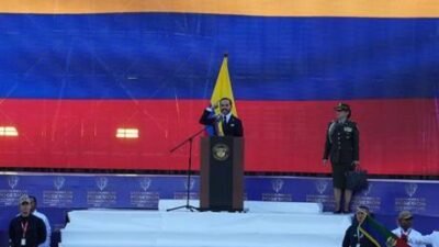 Cali’deki Santiago de Cali Üniversitesi’nin USC Arena Salonu’nda yemin eden