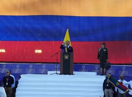 Cali’deki Santiago de Cali Üniversitesi’nin USC Arena Salonu’nda yemin eden