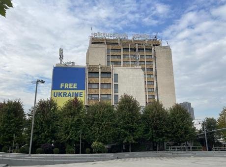 Kosova’da Zelenskiy tepkisi! Dev Ukrayna bayrağı indirildi Kosova’nın baÅŸkenti PriÅŸtine’de, Rusya’nın Ukrayna’ya yönelik saldırısının ardından Ukrayna’ya destek