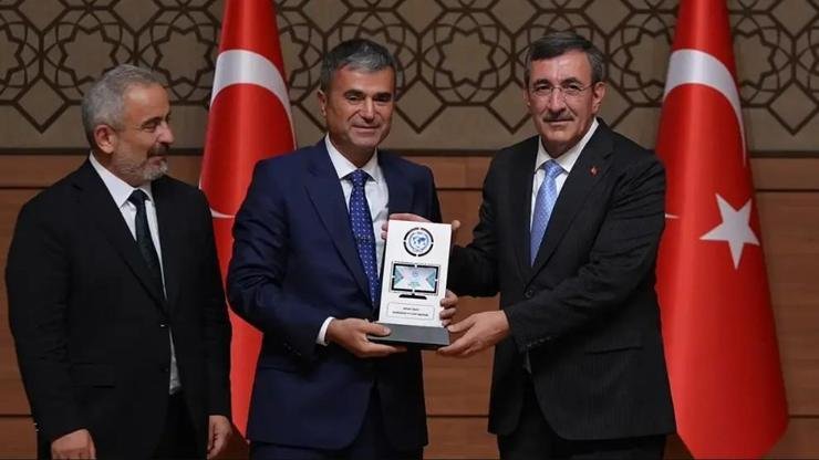 Kübra Ünlü yazdı! Murat Yancı’nın Öncülüğünde Demirören Medya, Anadolu Medya Ödülleri’nde Üç Büyük Ödülle Zirveye Çıktı! Haberlerimizi Google’da Takip Edin Gelişmelerden anında haberdar olun. Google’da tercih